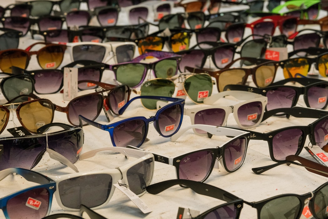 Lire la suite à propos de l’article Comment bien choisir la couleur de ses lunettes de soleil : guide complet
